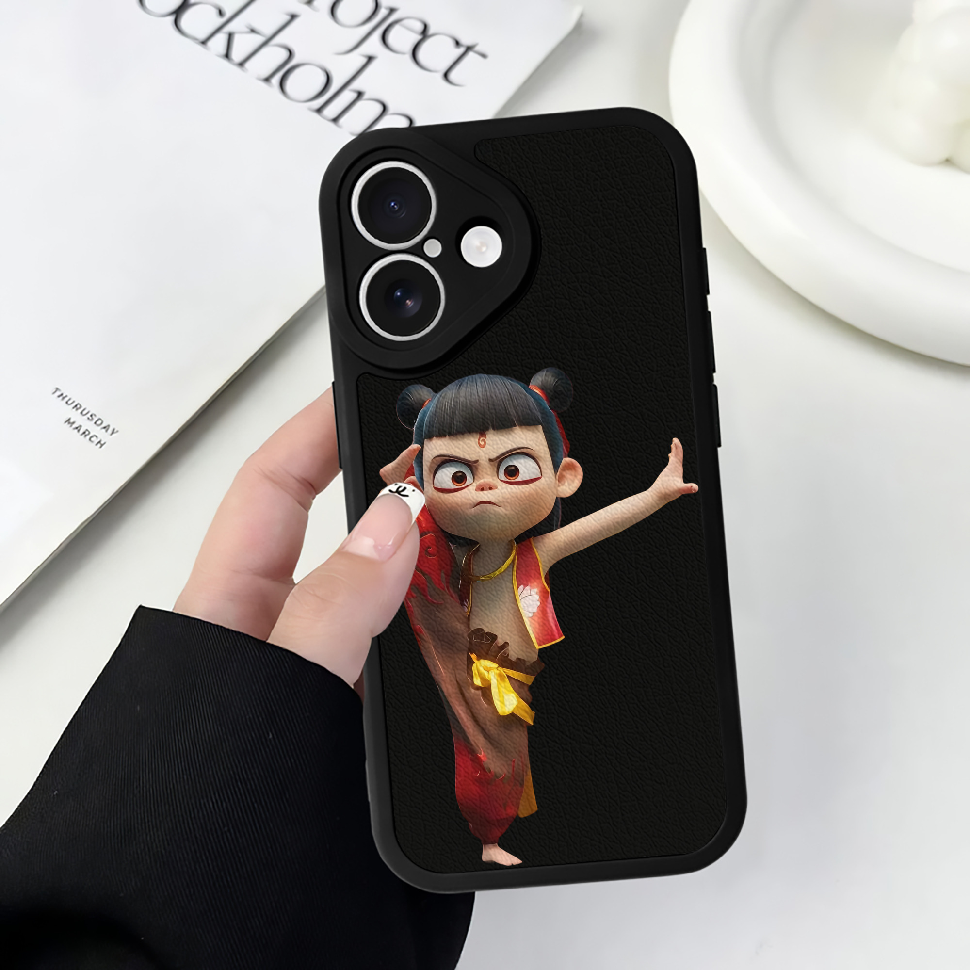 （画像用） Ne Zha 2 ナタ 魔童の大暴れ 【iPhone 16シリーズ対応】シリコンスマホケース（レザー調） 材質：シリコン